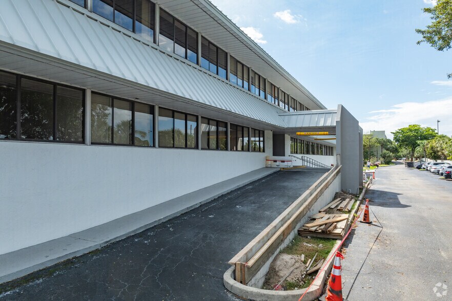 More Photos Of 5301 N Federal Hwy, Boca Raton Office For Lease