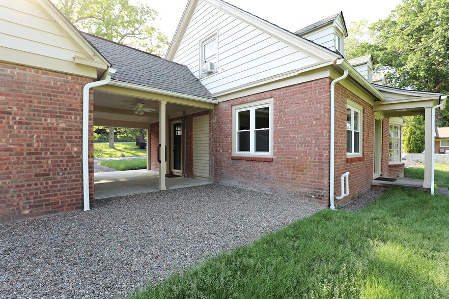 More Photos Of 669 Broadway, Ulster Park Hotel For Sale