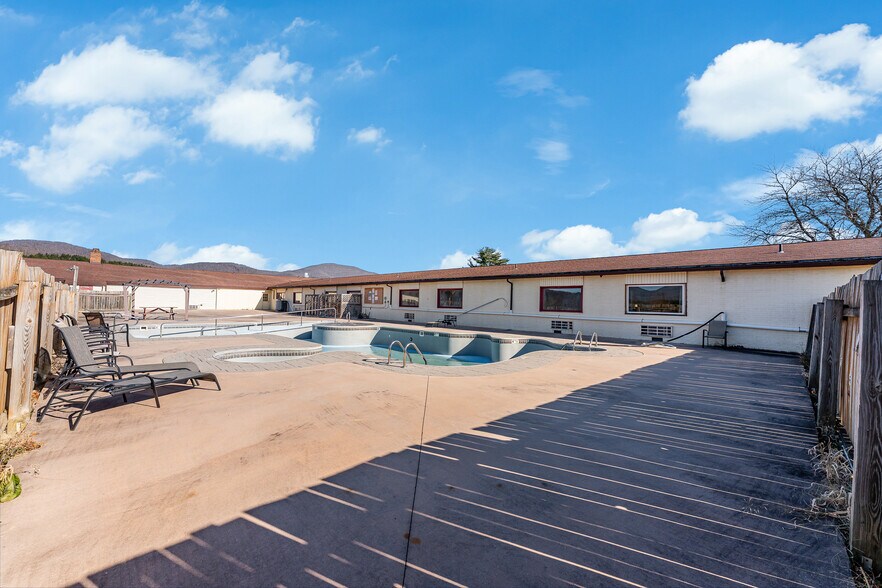 More Photos Of 21507 Seneca Trl, Marlinton Hotel For Sale