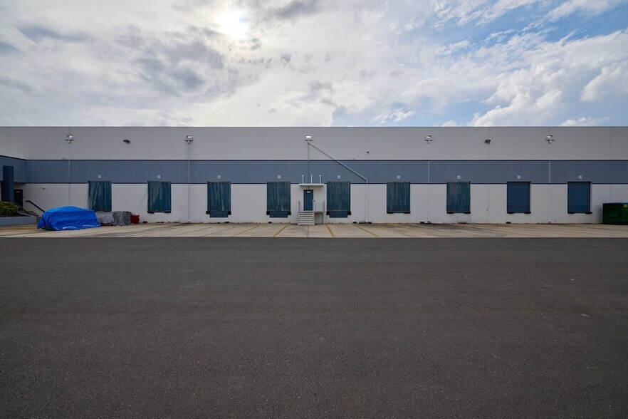 More Photos Of 1255 La Quinta Dr, Orlando Warehouse For Lease