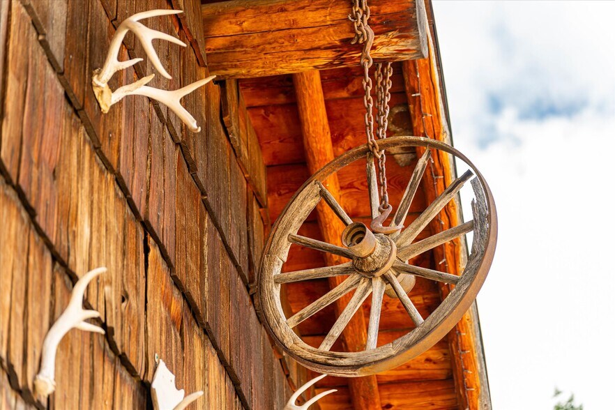 More Photos Of 7000 Graves Creek Rd, Lolo Bar For Sale