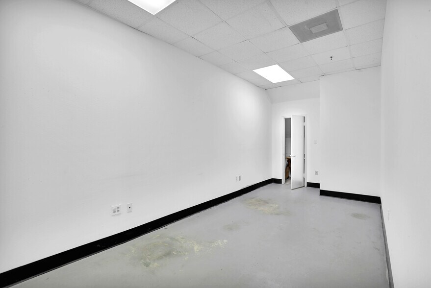 More Photos Of 150 W Main St, Lewisville Bar For Lease