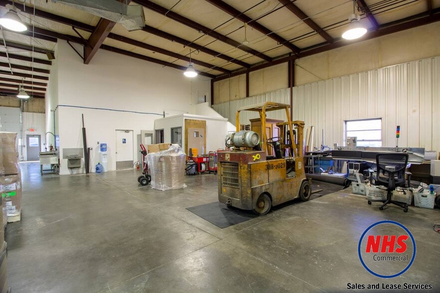 More Photos Of 5300 N 57th St, Lincoln Light Distribution For Lease