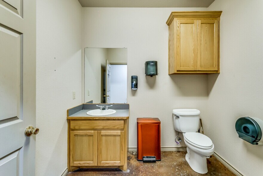 More Photos Of 3997 N US Highway 287, Alvord Warehouse For Lease