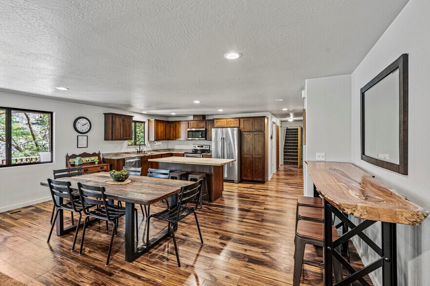 More Photos Of 11744 Galice Rd, Merlin Hotel For Sale