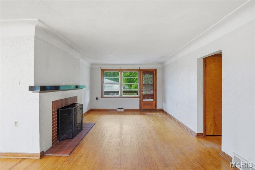 More Photos Of 5912 N Belt W, Belleville Flex For Sale