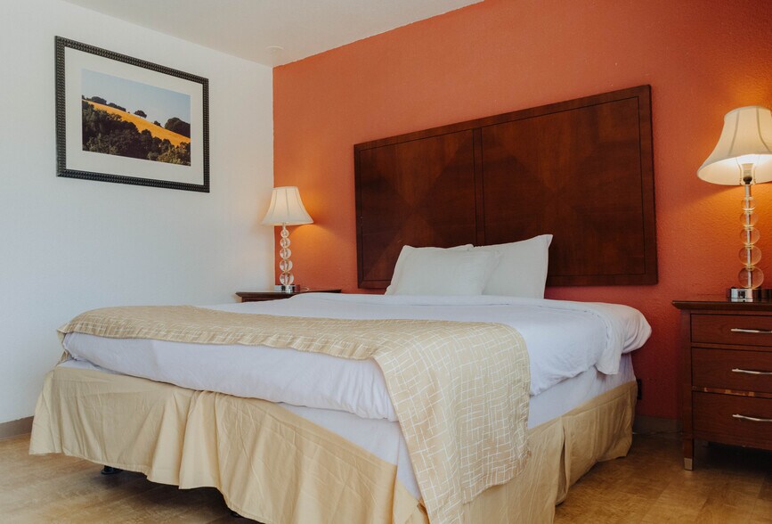 More Photos Of 1600 Cedar St, Raton Hotel For Sale