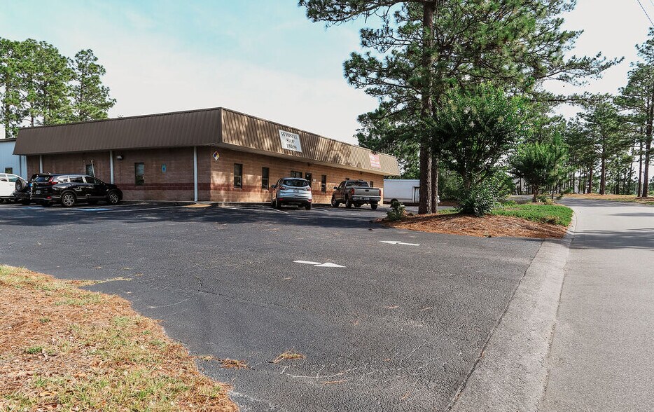 More Photos Of 173 Davis St, Southern Pines Flex For Lease