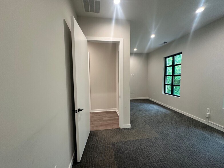 More Photos Of 6110 McFarland Station Dr, Alpharetta Medical For Lease