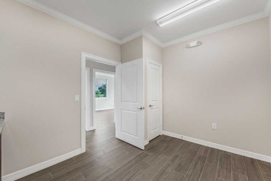 More Photos Of 7070 Knights Ct, Missouri City Office For Lease