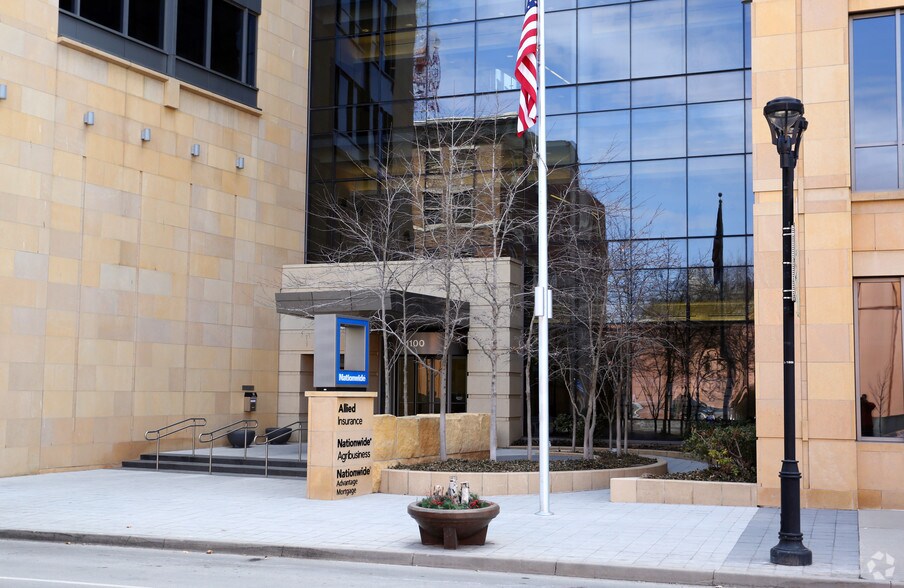 More Photos Of 1100 Locust St, Des Moines Office For Lease