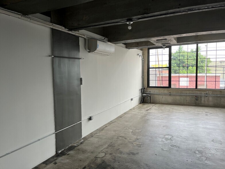More Photos Of 310 Meserole St, Brooklyn Flex For Lease