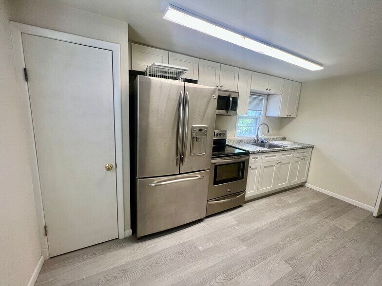 More Photos Of 706 Willow St, Southampton Office For Lease