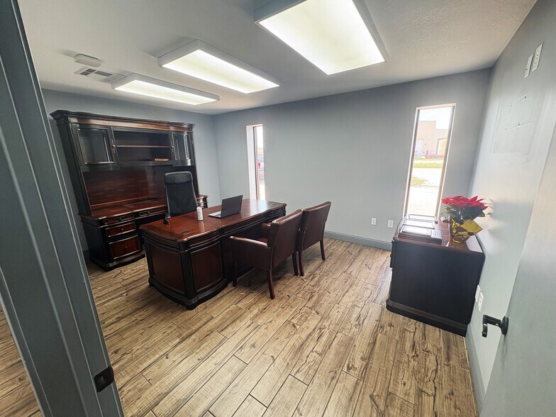 More Photos Of 1221 Indiana St, Humble Unknown For Lease