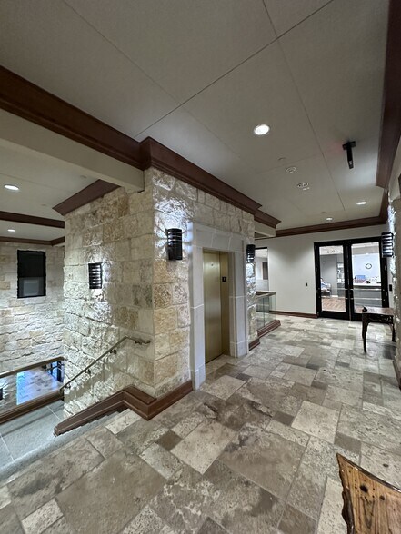 More Photos Of 335 E Sonterra Blvd, San Antonio Medical For Lease