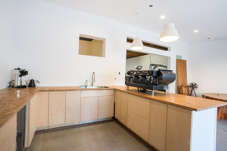 More Photos Of 1529 W Pacific Coast Hwy, Long Beach Storefront For Sale