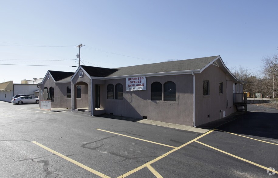 More Photos Of 652 S Broadway St, Forest City Medical For Sale