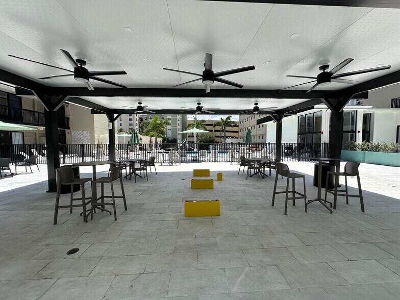 More Photos Of 1925 Harrison St, Hollywood Hotel For Lease