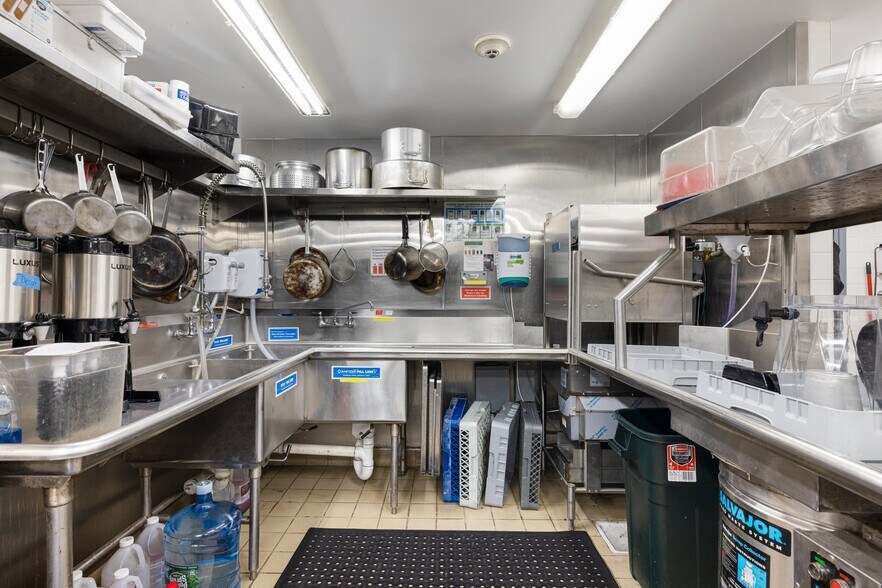 More Photos Of 14 Narragansett Ave, Jamestown Restaurant For Lease