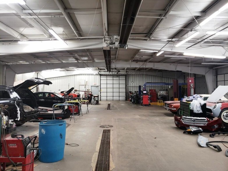 More Photos Of 705 Cardinal Ln, Hartland Auto Repair For Sale