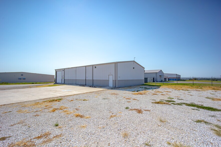 More Photos Of 7811 Kickapoo Ave, Shawnee Warehouse For Lease