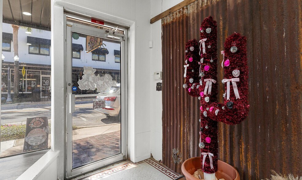 More Photos Of 200 W Main St, Leesburg Storefront Retail Residential For Lease