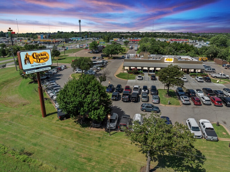 Primary Photo Of 4901 NE 122nd St, Edmond Restaurant For Sale