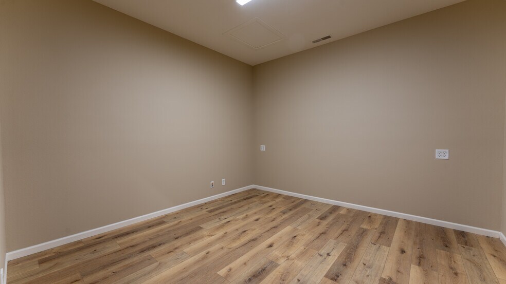 More Photos Of 4466 Horseshoe Bend Pky, Village Of Four Seasons General Retail For Sale
