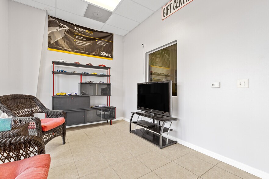 More Photos Of 17000 Alico Commerce Ct, Fort Myers Flex For Sale