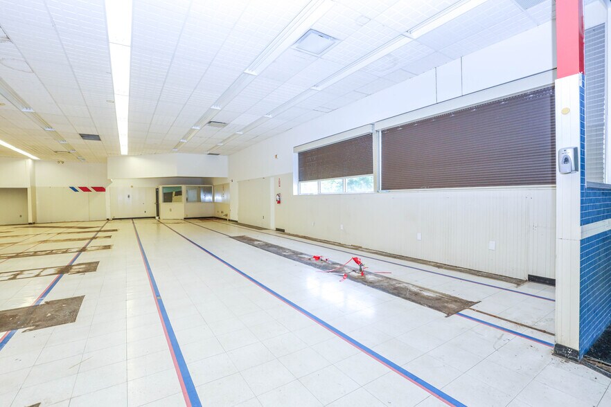More Photos Of 902 N Lewis St, Glenville Drugstore For Lease