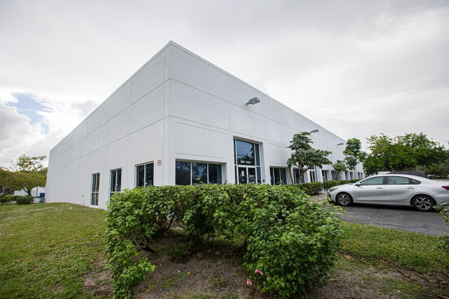 More Photos Of 3555-3569 NW 53rd Ct, Fort Lauderdale Unknown For Lease
