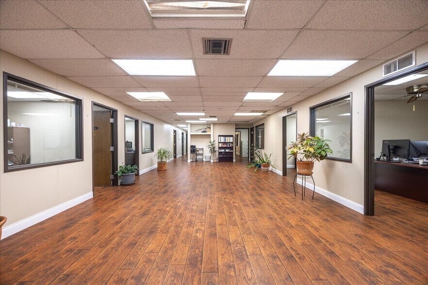 More Photos Of 812 Lexington Dr, Plano Office For Sale