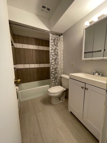 More Photos Of 37 Nippersink Blvd, Fox Lake Apartments For Sale