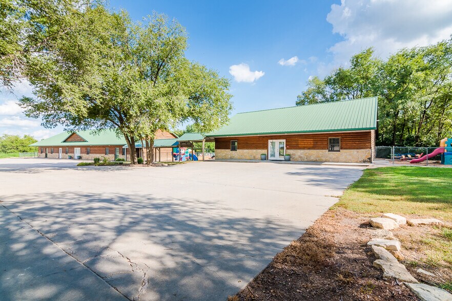 More Photos Of 17656 Old Post Rd, Wamego General Retail For Sale