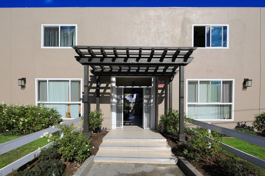 More Photos Of 21909 Lanark St, Canoga Park Apartments For Sale