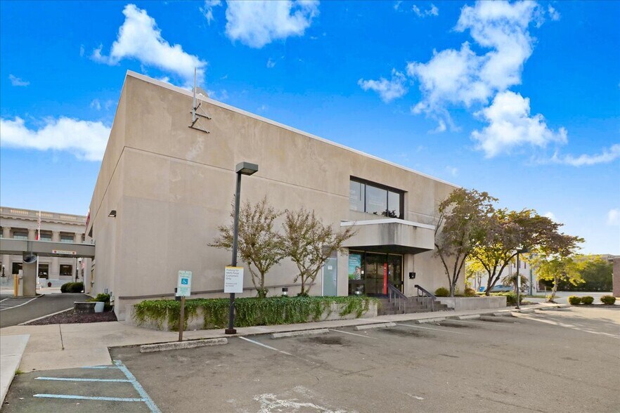 More Photos Of 201 E Market St, Smithfield Bank For Sale