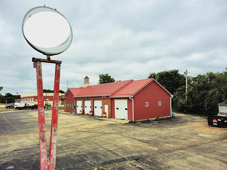 More Photos Of 301 S Chestnut St, Le Roy Auto Repair For Sale