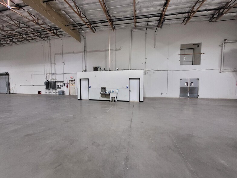 More Photos Of 3326 Ponderosa Way, Las Vegas Warehouse For Lease