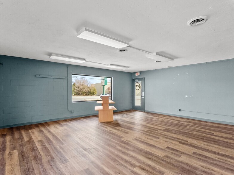 More Photos Of 1930 E Mason St, Green Bay Freestanding For Lease