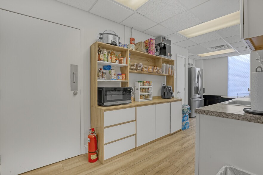 More Photos Of 2701 W Okeechobee Blvd, West Palm Beach Office For Sale
