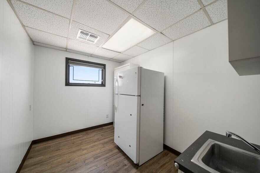 More Photos Of 700 S Main St, Grove Medical For Sale
