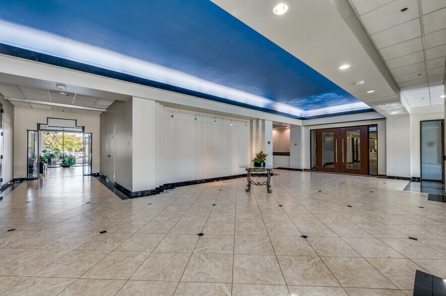 More Photos Of 860 W Airport Fwy, Hurst Office For Lease