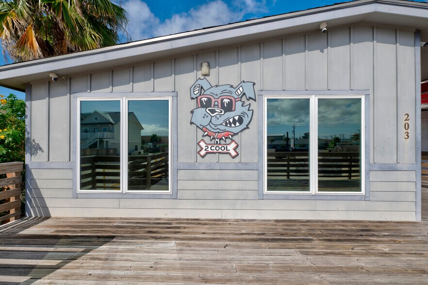 More Photos Of 203 N Alister St, Port Aransas Bar For Sale