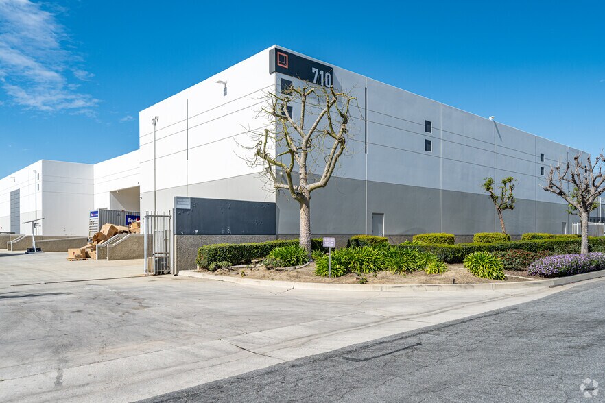 More Photos Of 710 S Dupont Ave, Ontario Warehouse For Lease