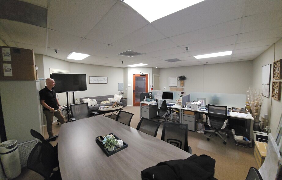 More Photos Of 448 Lincoln Blvd, Lincoln General Retail For Lease