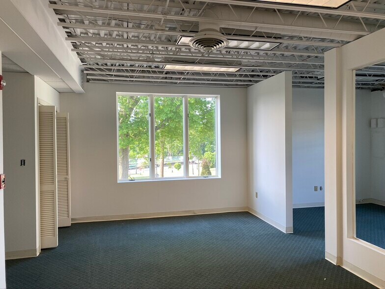 More Photos Of 85 Forest Ave, Locust Valley Office For Lease