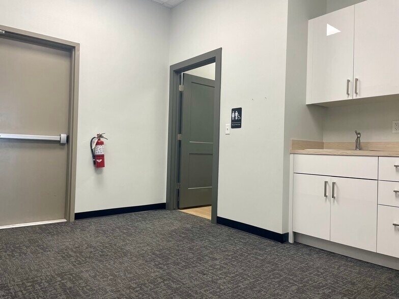 More Photos Of 256 Blue Lakes Blvd N, Twin Falls Freestanding For Lease