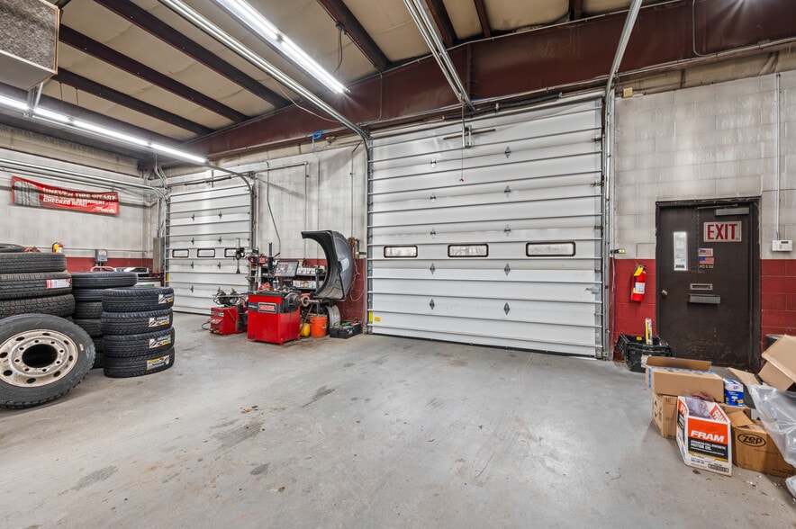 More Photos Of 15 King Spring Rd, Windsor Locks Auto Repair For Sale