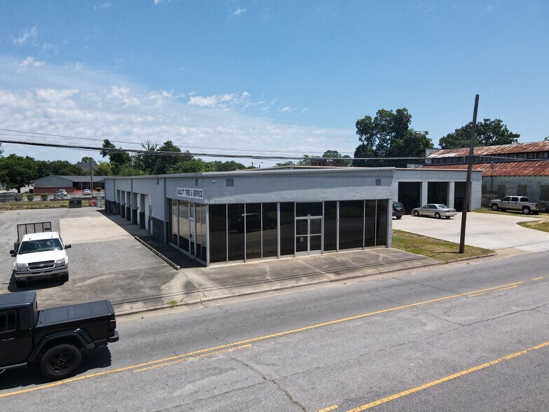 More Photos Of 140 W 3rd St, Washington Service For Lease