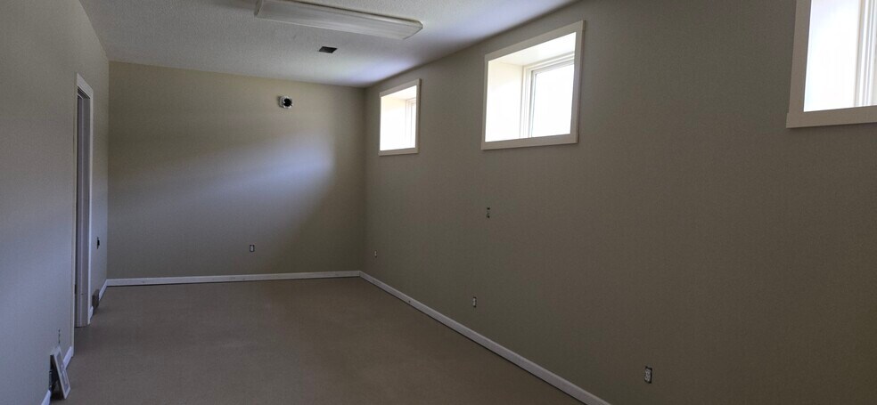 More Photos Of 125 2nd St N, Delano Office For Lease